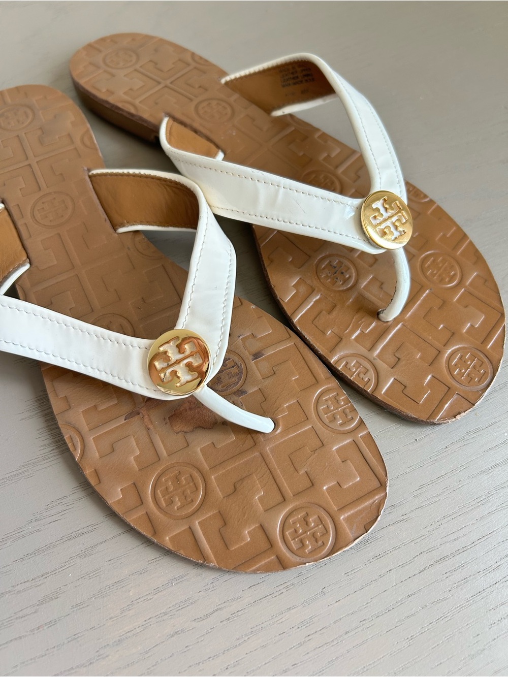 Tory Burch OFF White Leather Thong Sandals with Gold Logo - Picture 12 of 16